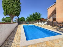 Villa Sani with private pool near Pula and Rovinj, hotel en Vodnjan
