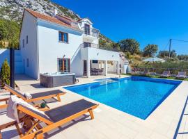 Villa Flora with a 53 sqm private pool with Cinema room with projector and 4 en-suite bedrooms, feriebolig i Gata