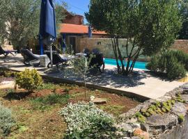 Holiday Home Ava1 with pool & Holiday Home Ava2 with whirlpool – hotel z parkingiem w mieście Baderna