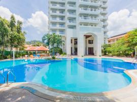 Waterfront Suites Phuket by Centara, хотел в Карон Бийч