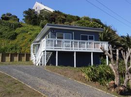 Karoro the beach front bach with views to die for!, hotel in Raglan