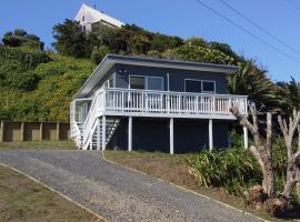 Karoro the beach front bach with views to die for!, hotel din Raglan