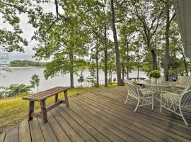 Kentucky Lake Cabin with Private Dock and Fire Pit, vacation home in New Concord