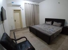 Guest House & Apartments Johar Town near Emporium & Expo, ξενοδοχείο στη Λαχόρη