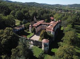 Château de Goutelas, hotel v destinaci Marcoux