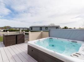 Thumper Lodge - Luxury lodge with Hot Tub, hotel in South Cerney