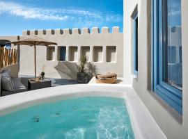 Luna Santorini Suites, hotel with jacuzzis in Pirgos