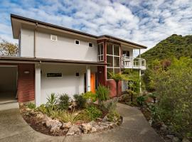 Te Wharepuni - Tata Beach Holiday Home, hotel sa Tarakohe