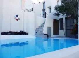 w Villa Tian - Emporeio - 3 Bedroom Villa With Private Pool and Jacuzzi, hotel with pools in Emporio Santorini