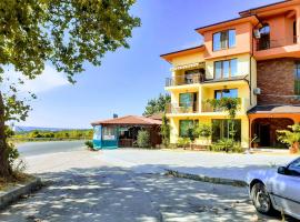 Bar & Guests room ELA, hotel s parkiralištem u gradu 'Dolen Bliznak'