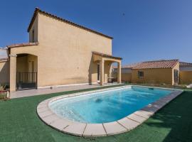 Holiday home near beach with private pool, hotel in Pinet