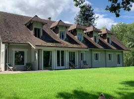 Gîte des Etangs, hotel dengan kolam renang di Glanville