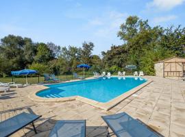 Maison spacieuse à Thenac avec piscine privée, hotel a Vachers