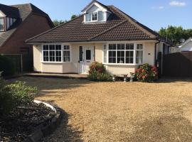 Redcot holiday bungalow, hotel with parking in Peover Superior