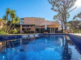 Villa in Cavacos Sleeps 12 with Pool Air Con and WiFi, hotel v destinaci Cavacos