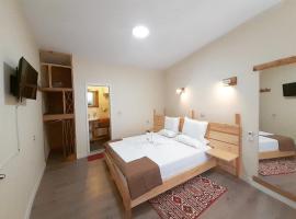 At Pikotiko's - Korca City Rooms for Rent, feriebolig i Korçë