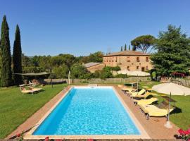 9 bedrooms villa with private pool enclosed garden and wifi at Monteroni d'Arbia, hotel v destinácii Monteroni dʼArbia