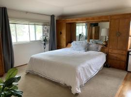 Luxurious Master Suite with Private Bath in Saratoga, hotel in Saratoga