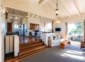 The Loft at Cypress Ridge Estate, hotel i Onetangi