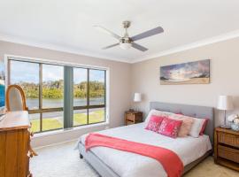 Waterside at Point Road, holiday home in Tuncurry