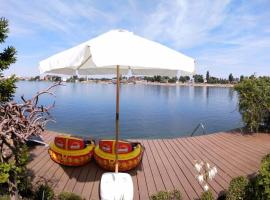 TopSenec-Lakeside Home, villa en Senec