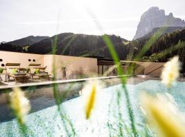 Hotel Touring Dolomites, hotelli kohteessa Santa Cristina in Val Gardena