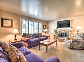 Updated Ranch Apartment with Deck - 9 Mi to Downtown，Taylorsville的公寓