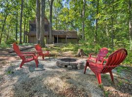 Lake Hartwell Home with Dock Less Than 10 Miles to Clemson!, hotel en Seneca