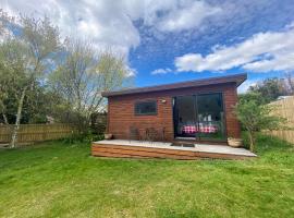 Delightful Lake Hawea Cabin with Mountain Views, hotel with parking in Lake Hāwea