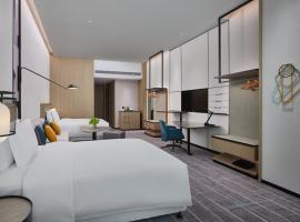 启东皇冠假日酒店，啟東的住宿