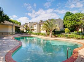 Spacious House with Balcony & Pool, Walks to Beach, hotel in Terrigal