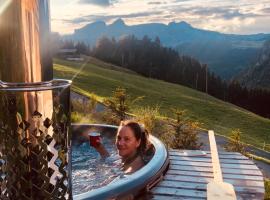 Boutique Chalet Panoramic Views Hot Tub, complex de schi din Vers L'Eglise