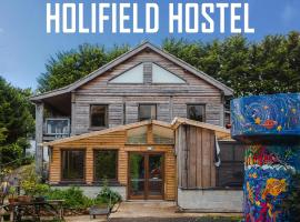 Holifield Farm Hostel & Community Project, hostel in Helston