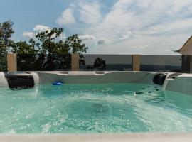 Stone house Dario with Finnish sauna and an outdoor hot tub, villa à Lokva Rogoznica