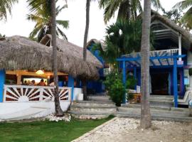 Nini and Titi Hotel, hotel em Cotterelle