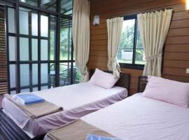 Baan Rim Nam Resort, svečių namai mieste Phangnga
