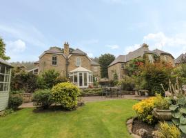 Red Squirrel Cottage, 5 Biddlestone, villa in Morpeth