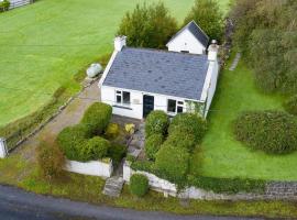 The Cottage @ Burkedale House, дом для отпуска в городе Corrofin