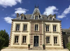 Le Bourg, hotel s parkiralištem u gradu 'Asnières-en-Bessin'