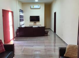 SUPERIOR APARTMENT, AWARD WINNER, 2 MASTER ENSUITE BEDROOMS, WIFI, LARGE LIVING ROOM, 3 BATHS, 3 TOILETS, HOT WATER, AIR CONDITION, 24 hr SECURITY, BIG KITCHEN, DETACHED BUILDING, 20 MINUTES AIRPORT, RESTAURANT, BAR, GARDEN, LARGE CHILDREN'S PLAY AREA, apartment in Accra