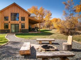 Riverfront Home with BBQ 2 Mi to Downtown Gunnison!, hotell i Gunnison