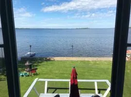 Entire waterfront cottage in carrying place、Carrying Placeのビーチ周辺のバケーションレンタル