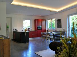 Ruhige Ferienwohnung mit Garten und Garage in Privatvilla, apartment in Marlengo
