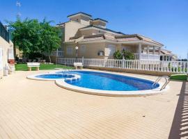Spacious 2 Bed Ground floor apartment with beautiful communal pool, hotel in Villamartin