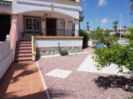 Spacious Ground floor apartment with Garden & Communal Pool, hotel in Los Dolses