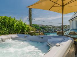 Luxury Victorian school with views of Harbour, hotel v mestu Fowey