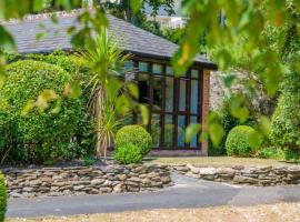 Luxury Summerhouse Annexe in lush gardens in Fowey，福伊的飯店