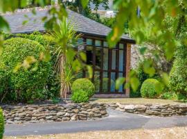 Luxury Summerhouse Annexe in lush gardens in Fowey, hôtel à Fowey près de : St Catherines Castle