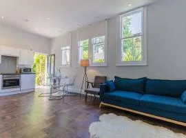 Classroom Flat Suite in a converted school in Fowey town centre