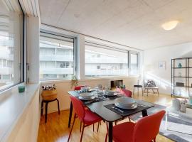Bright and luminous 1 bedroom flat in downtown, hotel di Sion